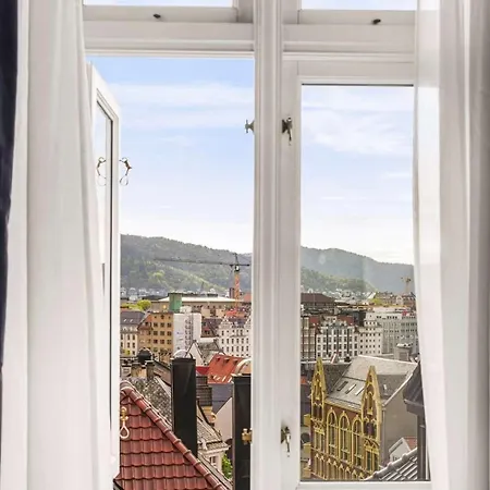 Authentic 2br With Views In Center Daire Bergen