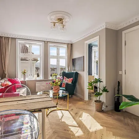 Authentic 2br With Views In Center Daire Bergen
